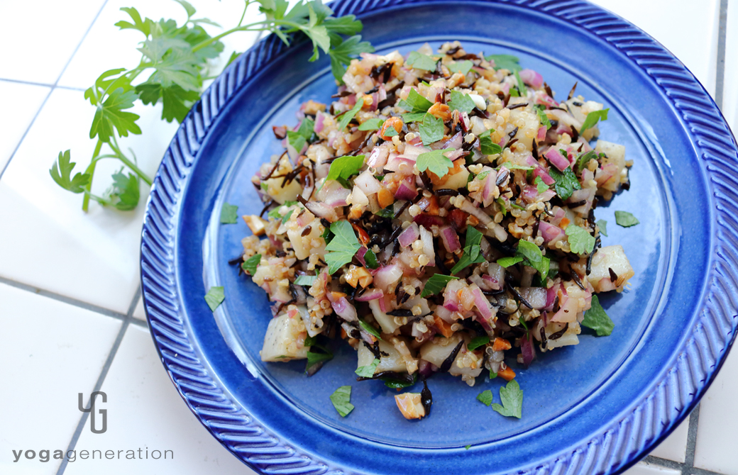 青い器に盛りつけたレンコンとキヌア、ヒジキのスパイシー・スーパーフードサラダ