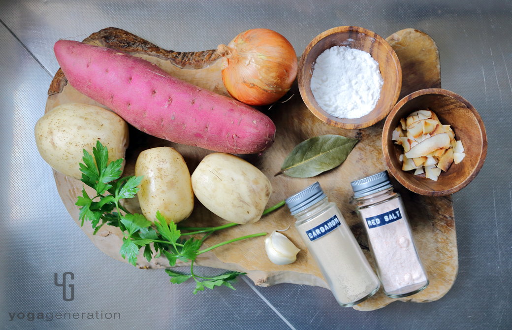 木製カットボードに乗ったレンコンやサツマイモなどの材料