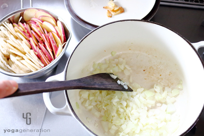 鍋で素材を炒める