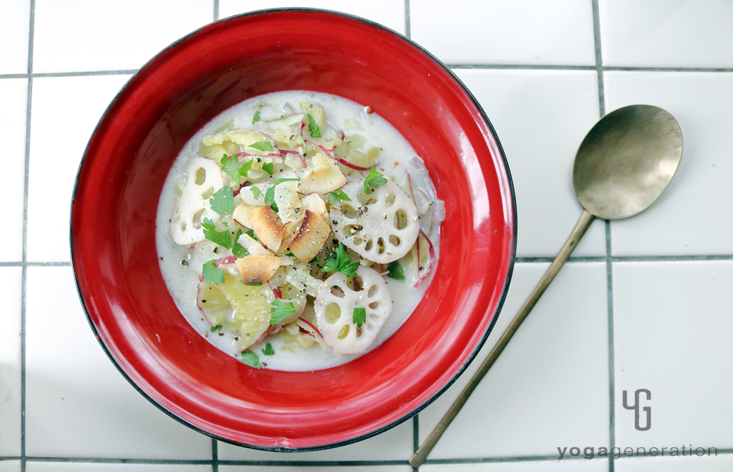 赤い器に盛りつけたレンコンとサツマイモのココナッツミルク・スープ