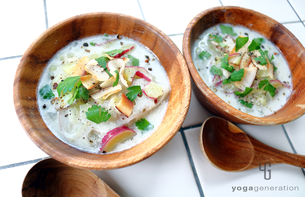 木の器に盛りつけたレンコンとサツマイモのココナッツミルク・スープ