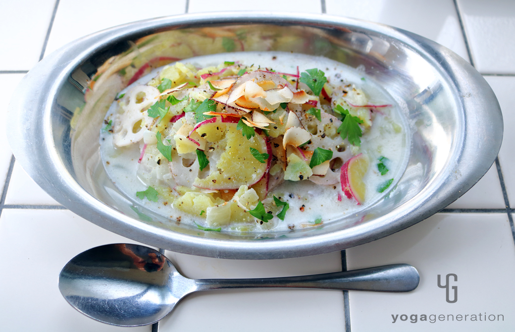 アンティークのカレー皿に盛りつけたレンコンとサツマイモのココナッツミルク・スープ