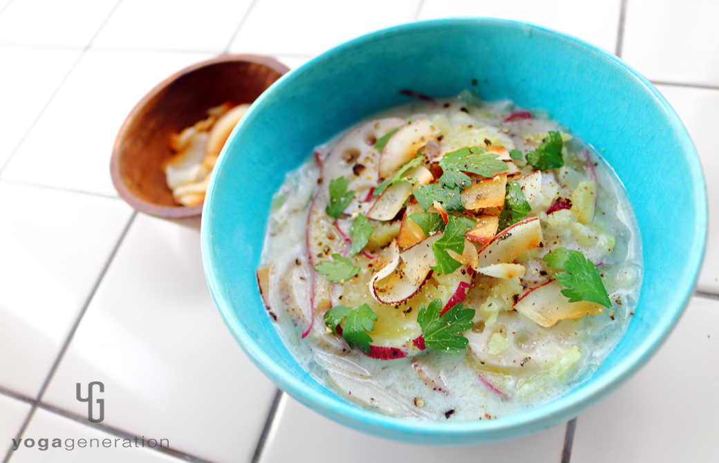 ターコイズの器に盛りつけたレンコンとサツマイモのココナッツミルク・スープ