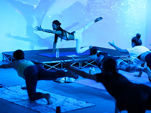 松本莉緒さんがステージ上でヨガインストラクションをしている