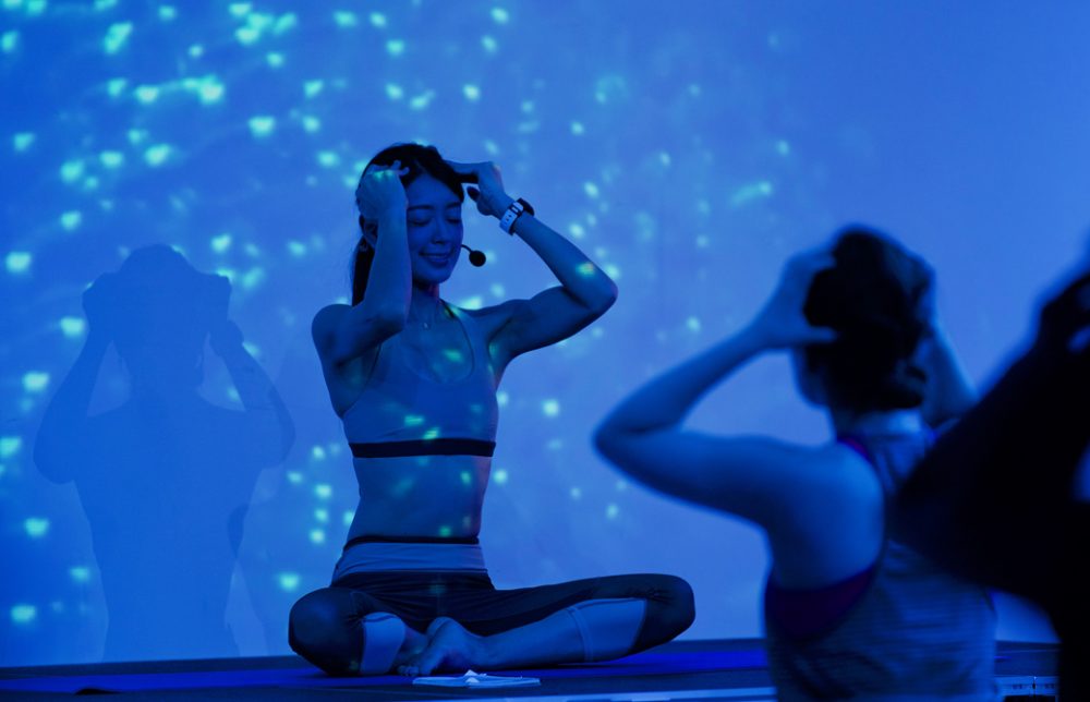 松本莉緒さんがヘンケル髪イベントでヨガを指導しているところ