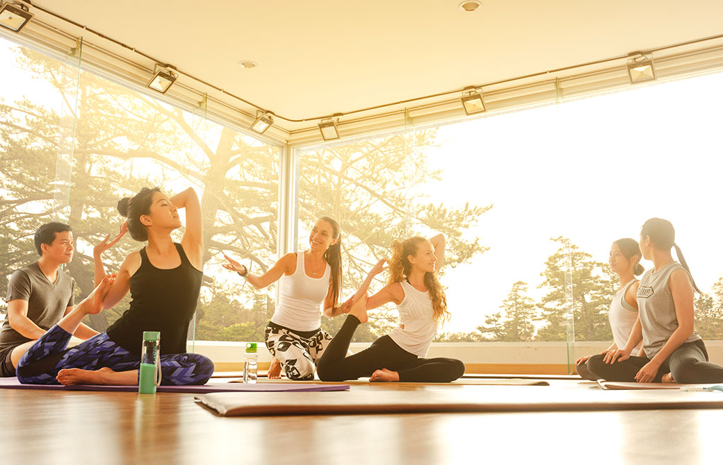 和気あいあいとヨガクラスが開催されている写真