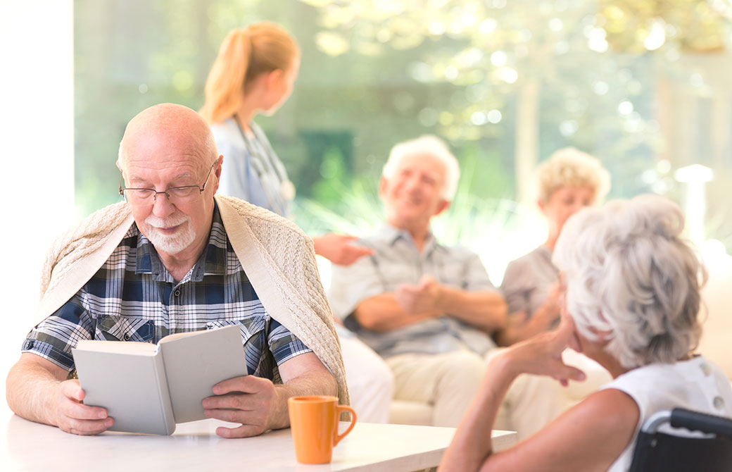 シニアの方々が談笑している写真