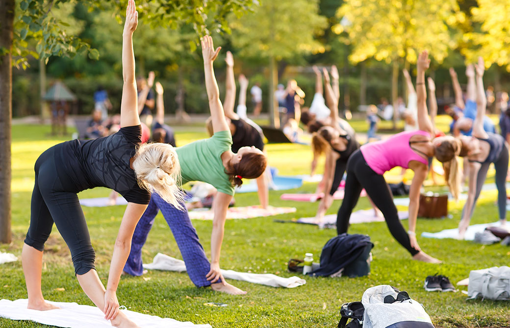 公園でパークヨガを楽しむたくさんの人たち