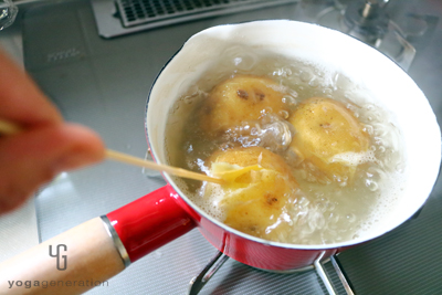 ジャガイモを茹でる