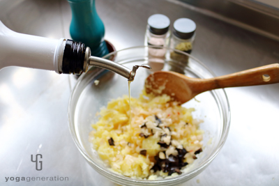 皮をむいたジャガイモとその他の材料を混ぜ合わせる