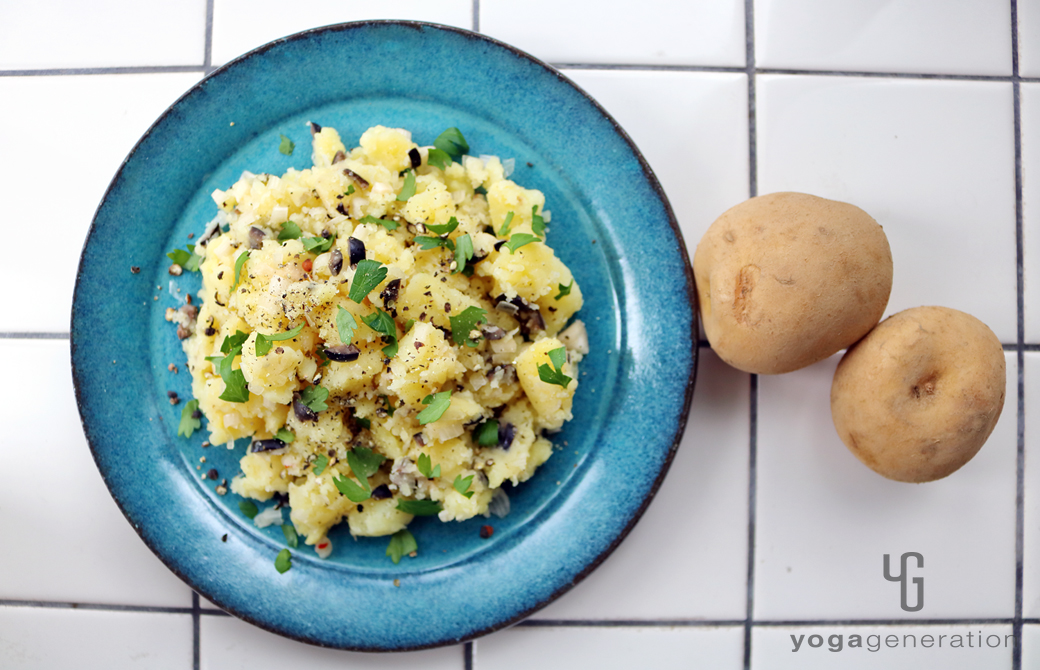 ターコイズの皿に盛りつけたラッキョウと黒オリーブのポテトサラダ