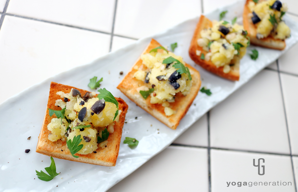 トーストの上に盛りつけたラッキョウと黒オリーブのポテトサラダ