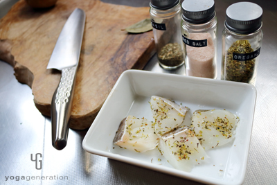 タラを一口大に切って調味料とあえる