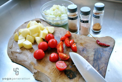 ジャガイモとトマトを切る