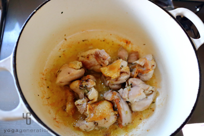 鶏肉を焼き付ける