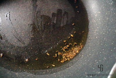 クミンをオイルで温めて香りを出す