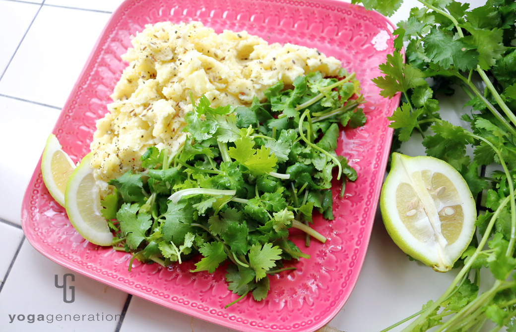 ピンクの器に盛りつけたクミン香る♪レモンクリーム・ポテトサラダ