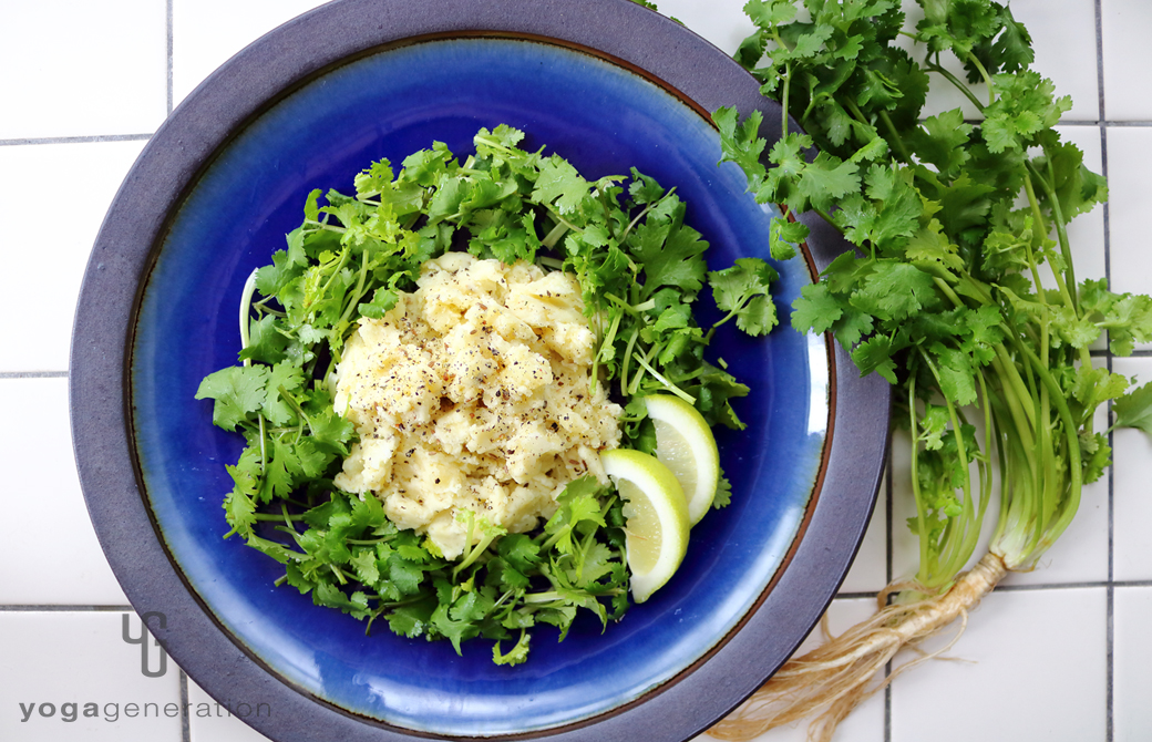 群青の皿に盛りつけたクミン香る♪レモンクリーム・ポテトサラダ