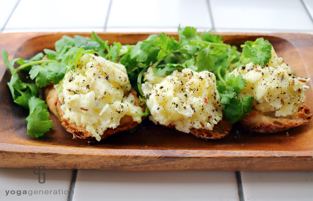 パンの上に盛りつけたクミン香る♪レモンクリーム・ポテトサラダ