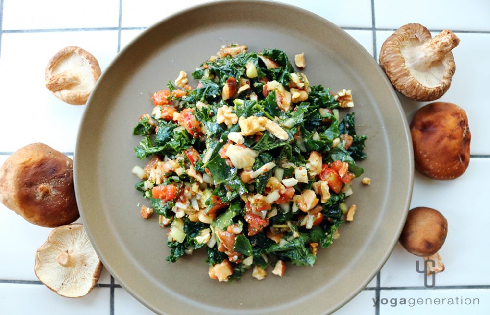 シイタケとトマトのマスタード・ドレッシングでケールのサラダ
