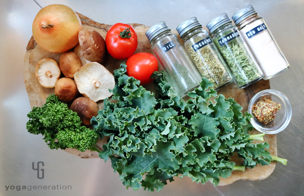 木製カットボードの上のケールやシイタケなど材料