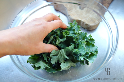 ケールを刻んで塩でもむ