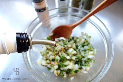 素材を混ぜてドレッシングを作る