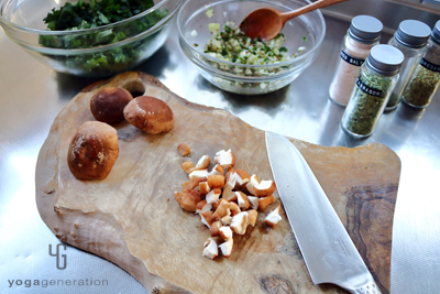 シイタケとトマトを切る