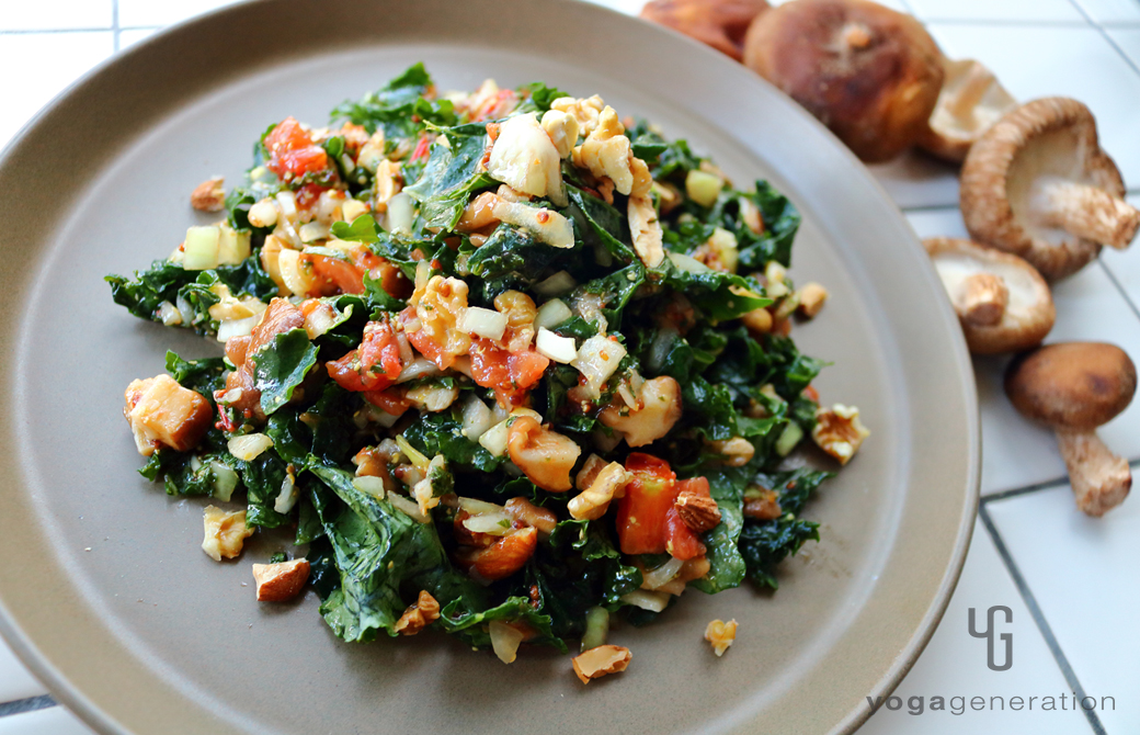 ベージュの皿に盛りつけたシイタケとトマトのマスタード・ドレッシングでケールのサラダ