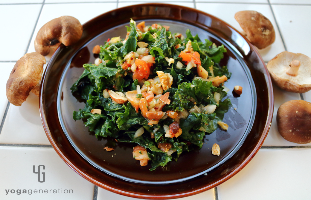 こげ茶の皿に盛りつけたシイタケとトマトのマスタード・ドレッシングでケールのサラダ