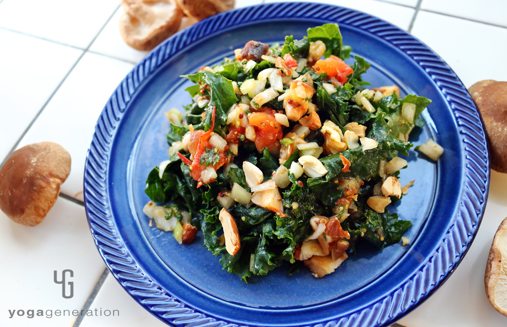 青い皿に盛りつけたシイタケとトマトのマスタード・ドレッシングでケールのサラダ