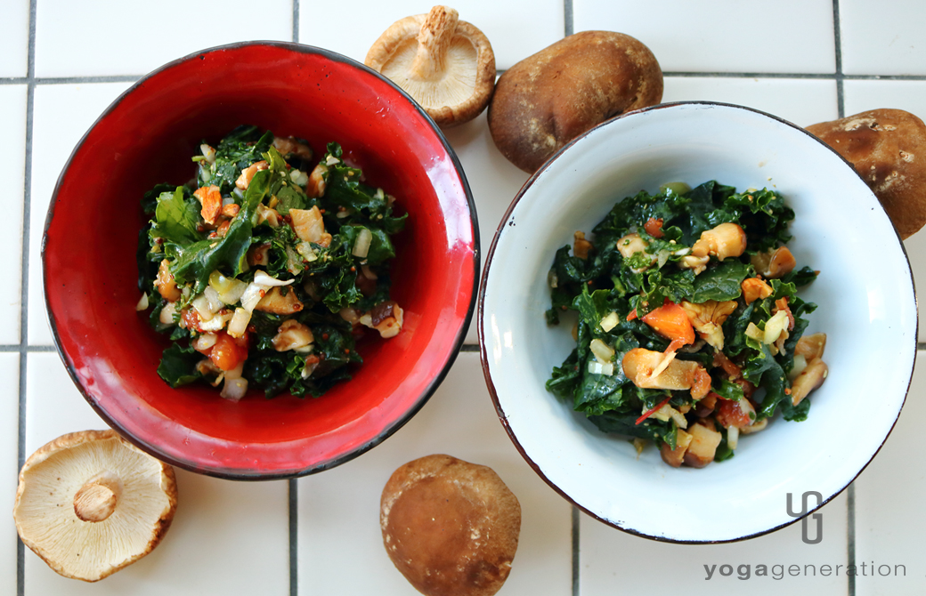 年末らしい紅白の皿に盛りつけたシイタケとトマトのマスタード・ドレッシングでケールのサラダ