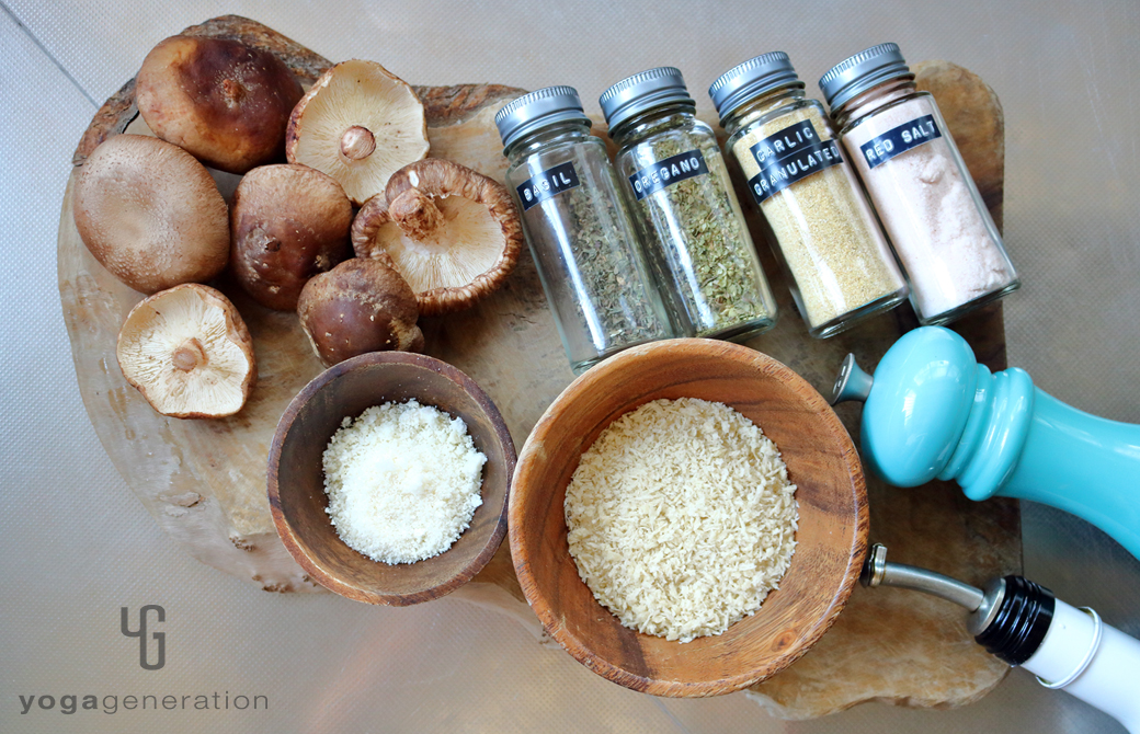 木製カットボードの上のシイタケやスパイスなどの材料