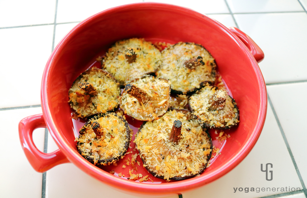 赤い皿に盛りつけたシイタケのクリスピー・ガーリック・グリル