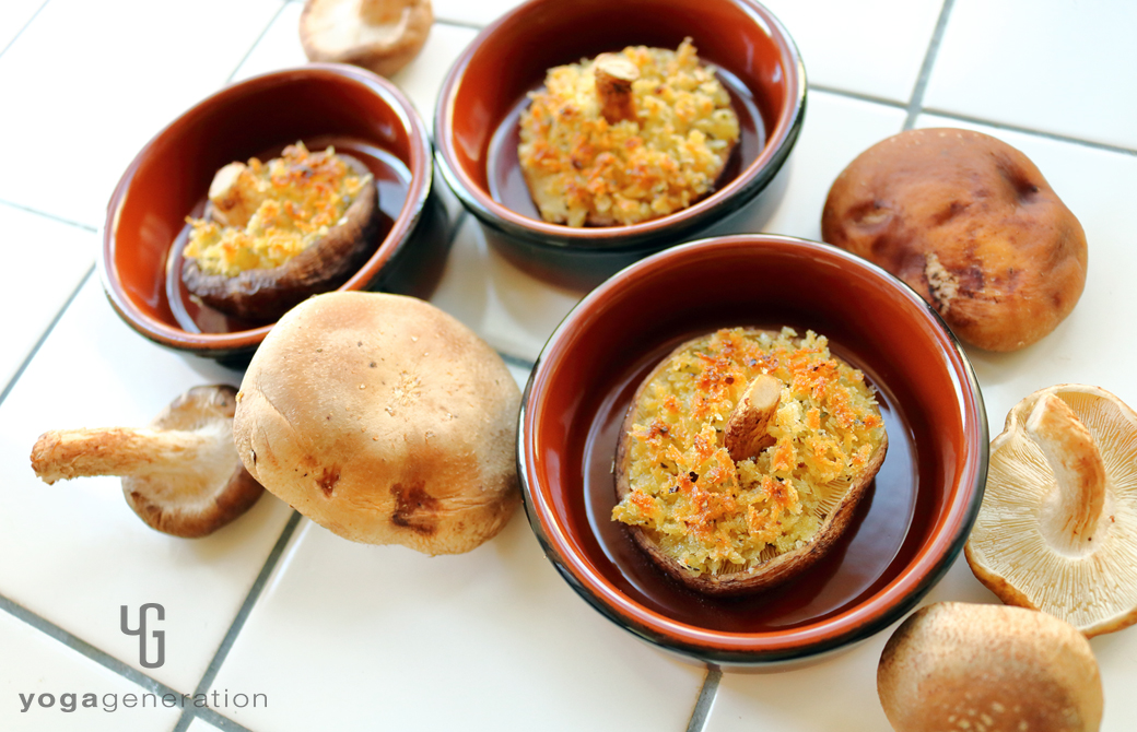 ココット皿に盛りつけたシイタケのクリスピー・ガーリック・グリル