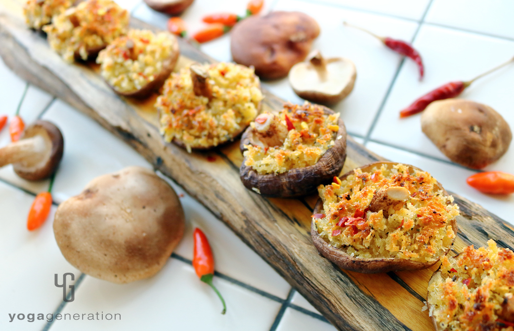 ボードに盛りつけたシイタケのクリスピー・ガーリック・グリル