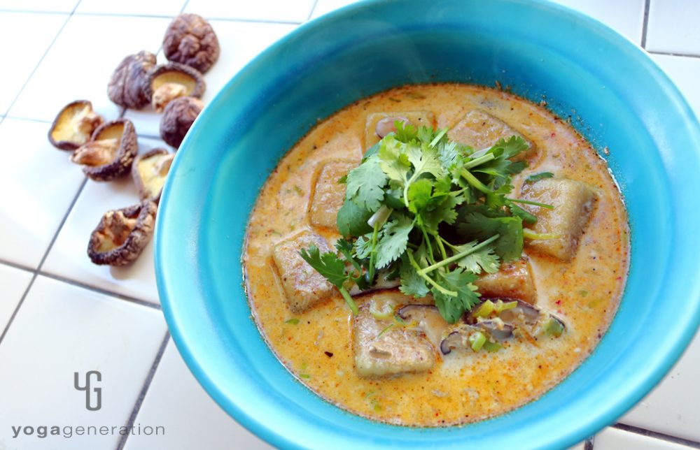 干しシイタケと揚げ高野豆腐のレッドカレー・スープ