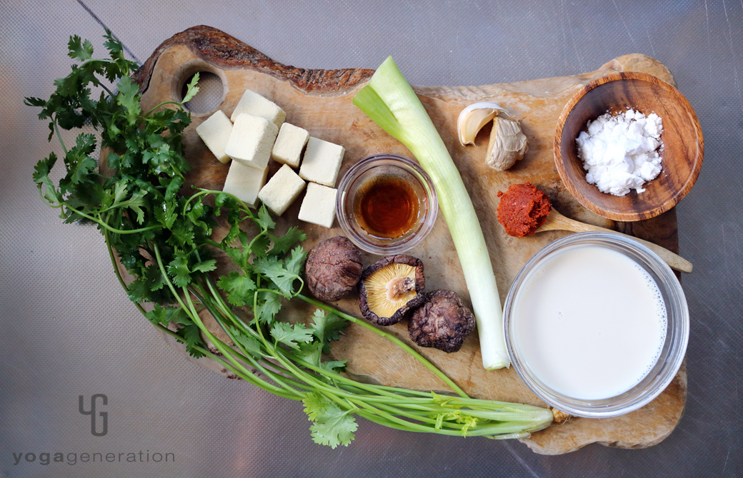 木製カットボードの上の高野豆腐や干しシイタケなどの材料