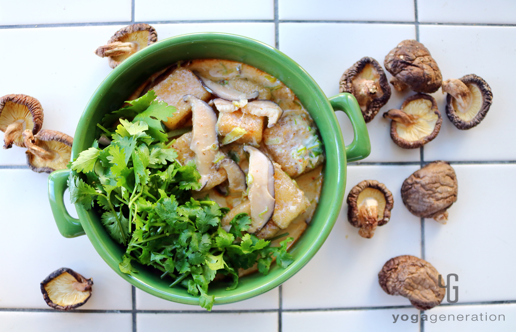 グリーンの器に盛りつけた干しシイタケと揚げ高野豆腐のレッドカレー・スープ