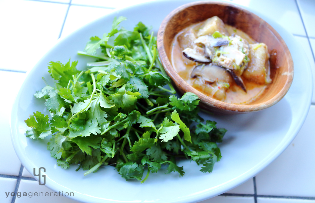 パクチーをたっぷり盛りつけた干しシイタケと揚げ高野豆腐のレッドカレー・スープ