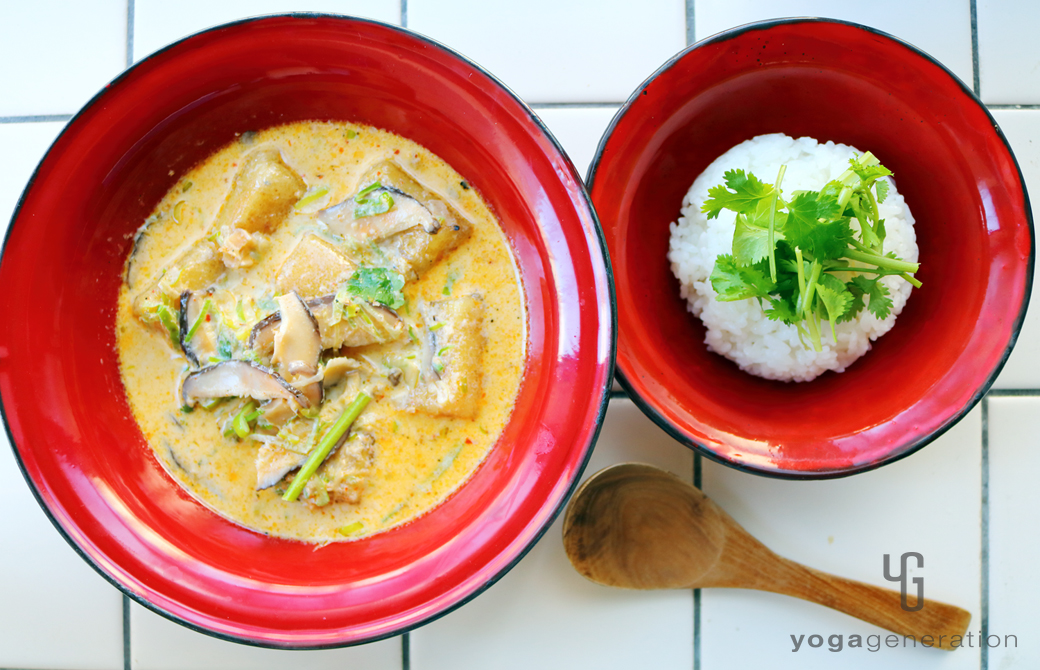 赤い器にご飯と盛りつけた干しシイタケと揚げ高野豆腐のレッドカレー・スープ
