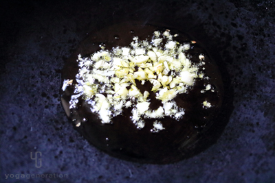 ガーリックオイルを作っているところ