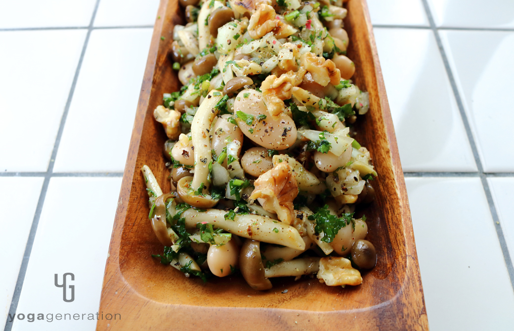 木製の器に盛りつけたシメジと白インゲン豆のハーブマリネ