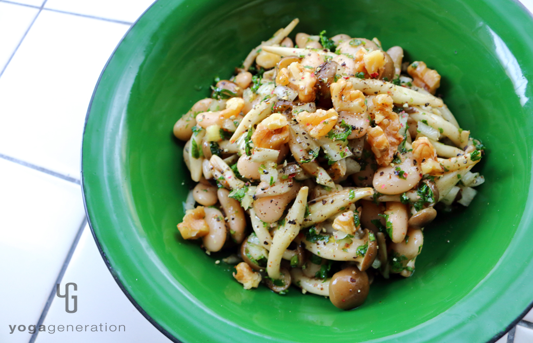 緑の器に盛りつけたシメジと白インゲン豆のハーブマリネ