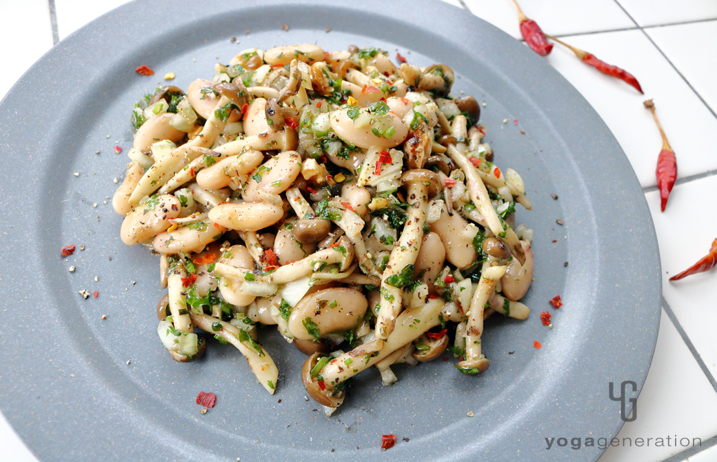 グレーの器に盛りつけたシメジと白インゲン豆のハーブマリネ