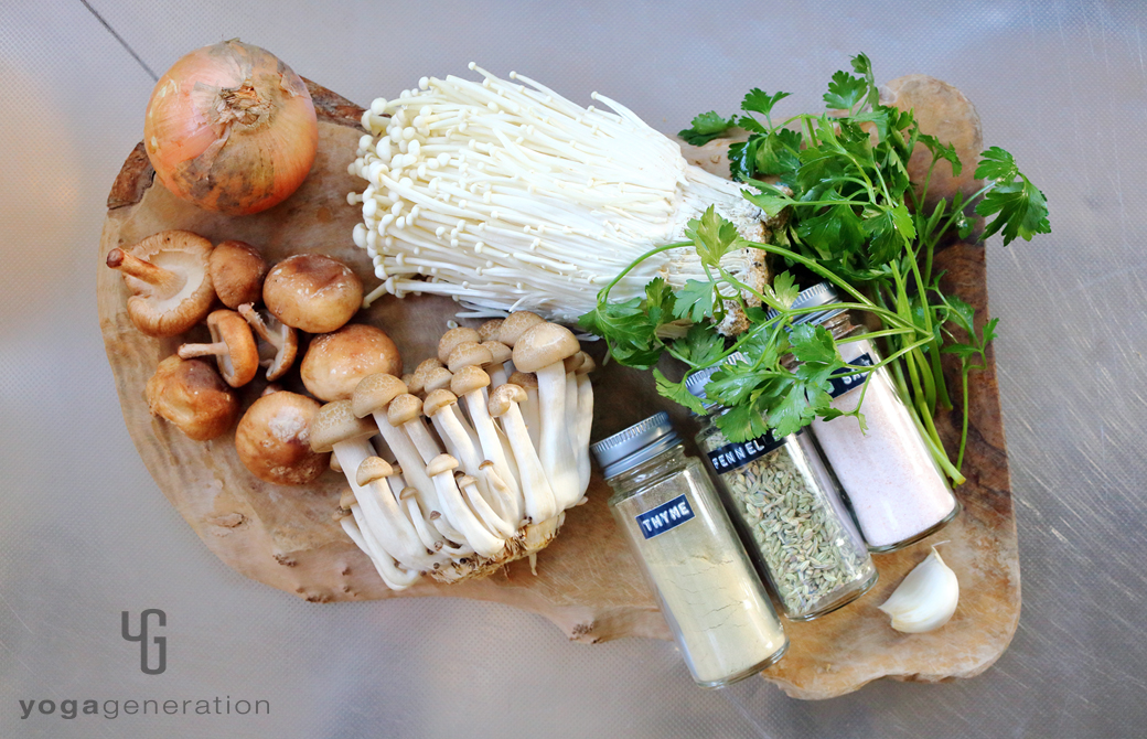 木製カットボードの上のキノコとフェンネルなどの材料