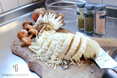 エノキダケをカットする