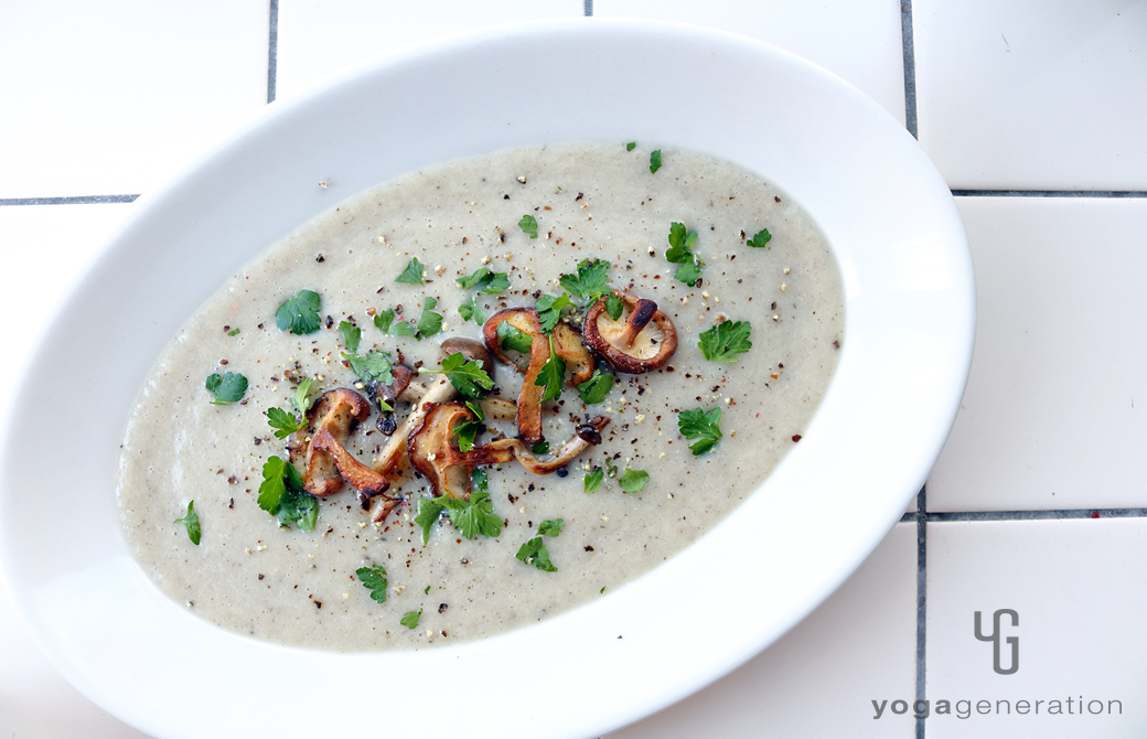 白い器に盛りつけたフェンネル香るいろいろキノコたちのクリーミィー・スープ