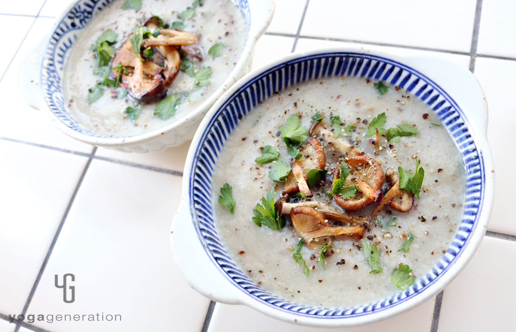 白と青の器に盛りつけたフェンネル香るいろいろキノコたちのクリーミィー・スープ