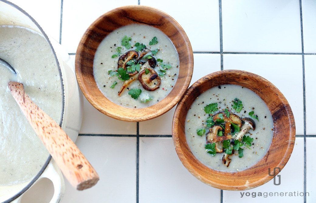 木の器に盛りつけたフェンネル香るいろいろキノコたちのクリーミィー・スープ
